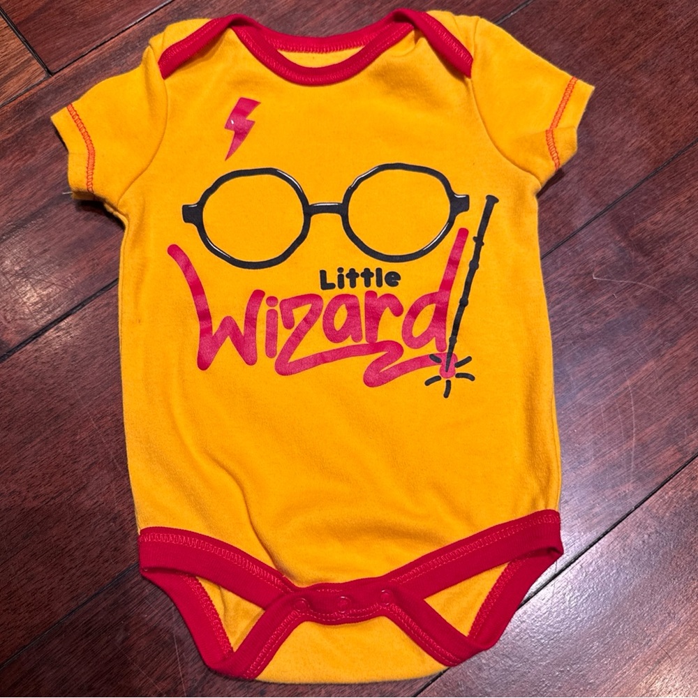 UNISEX INFANT HARRY POTTER LITTLE WIZARD SCARLET GOLD SIZE 3-6 MONTHS BODYSUIT